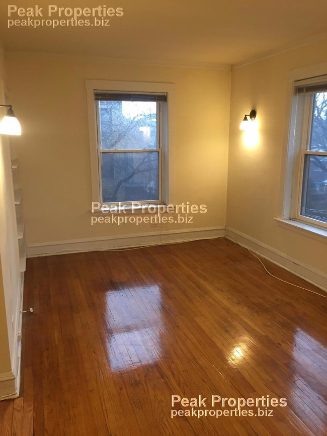 Building Photo - One Bedroom in Quiet Part of South Lakeview