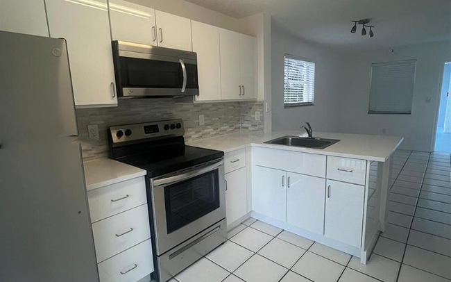 Building Photo - 2575 SW 27th Ave