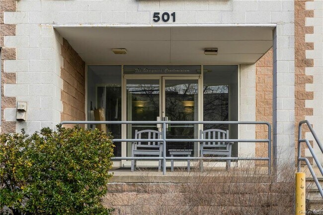 Building Photo - 501 N Barry Ave
