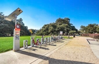 Building Photo - 1702 Tuam St