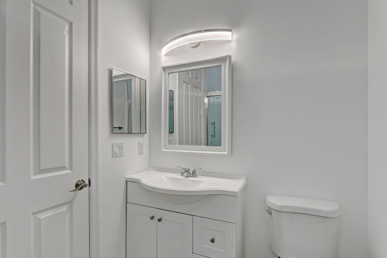 Foto principal - 1455 Cades Bay Ave