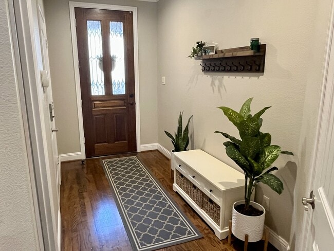 Entryway - 5620 Belmont Ave