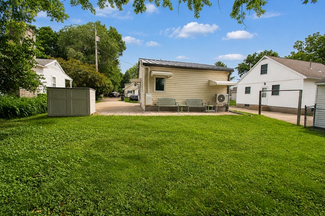 Building Photo - Cozy 2 Bedroom SE Rochester Home with Incredible Yard!