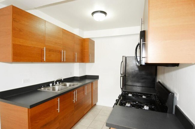 Foto del edificio - 2770 N Pine Grove Ave