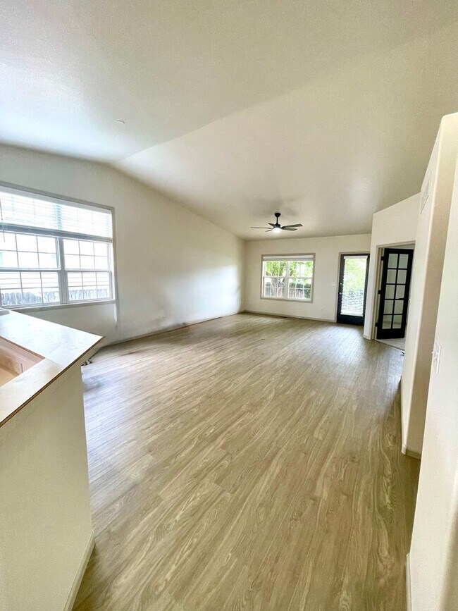Building Photo - 201 Manor Ct