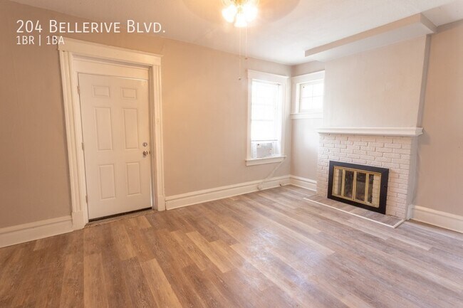 Building Photo - Newly remodeled ground floor apartment on ...