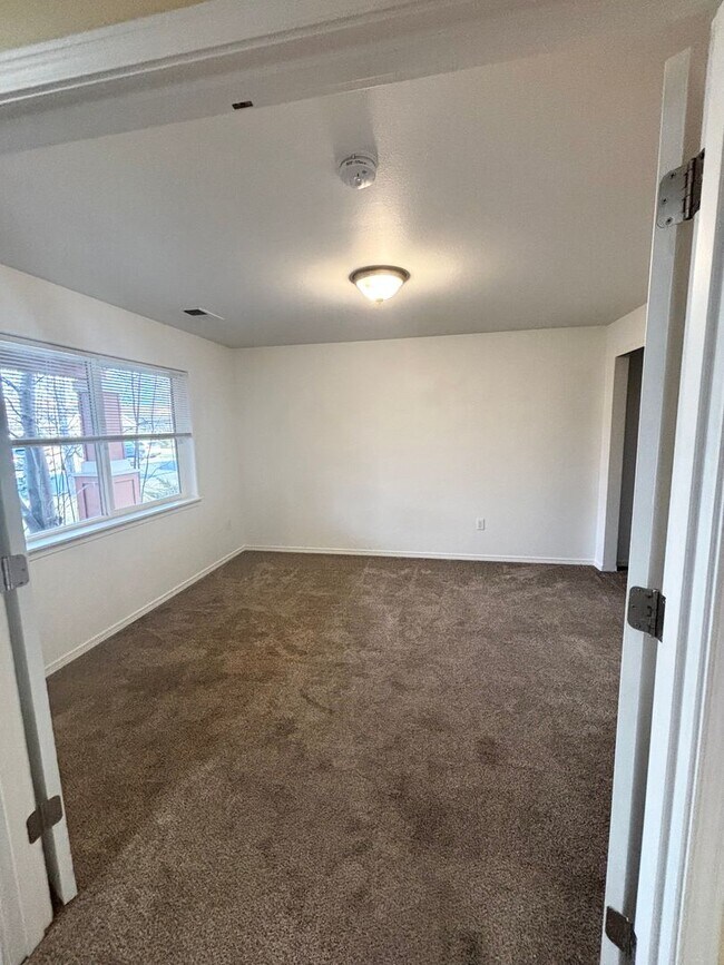 Foto del edificio - SW Bend House Near the Old Mill District, 4 Bdrms, 2.5 baths, A/C, Office/den, Dbl. Garage