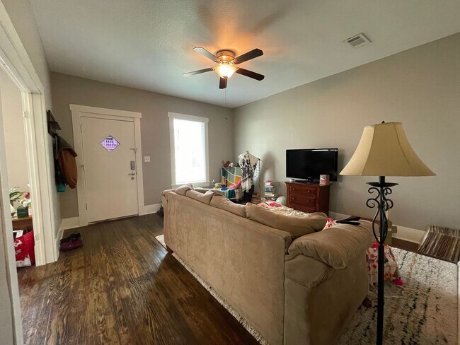 Foto del edificio - PRE-LEASING CHARMING 2/1 DUPLEX AUGUST MOVE IN!