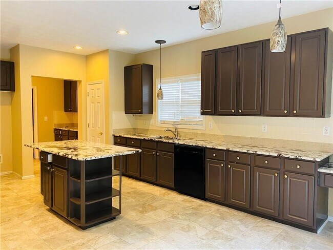 Building Photo - 3400 Palm Cir