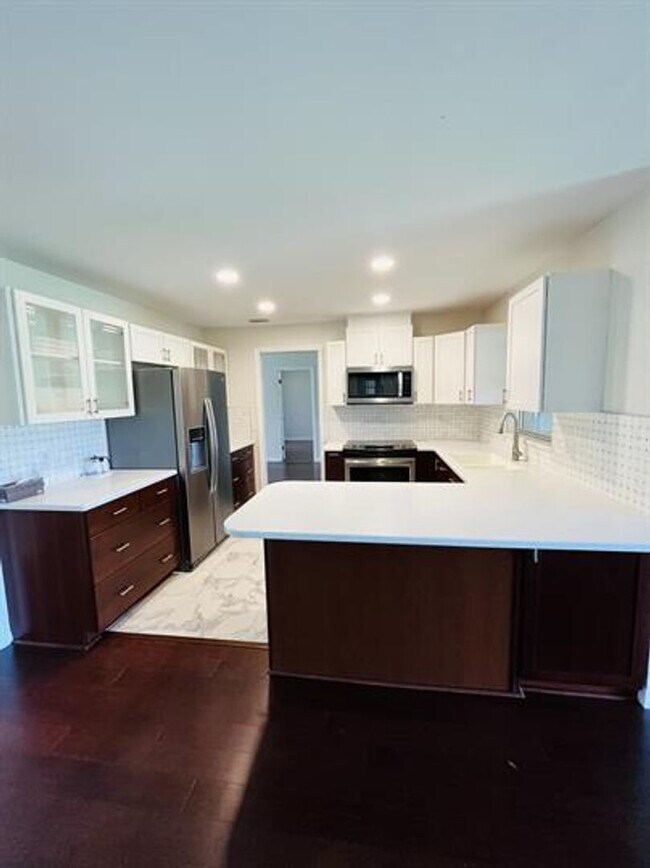 Foto del edificio - Eustis Lake Front Home with 2 Primary Bedr...
