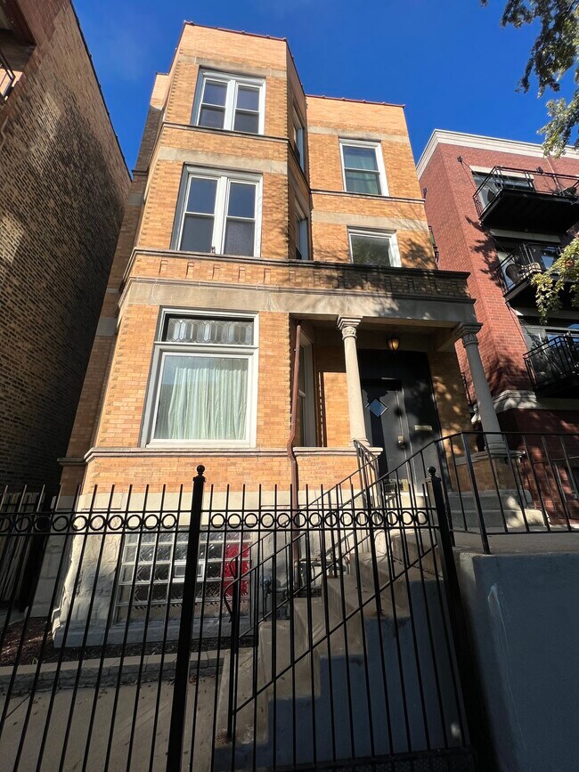 Building Photo - 2060 N California Ave