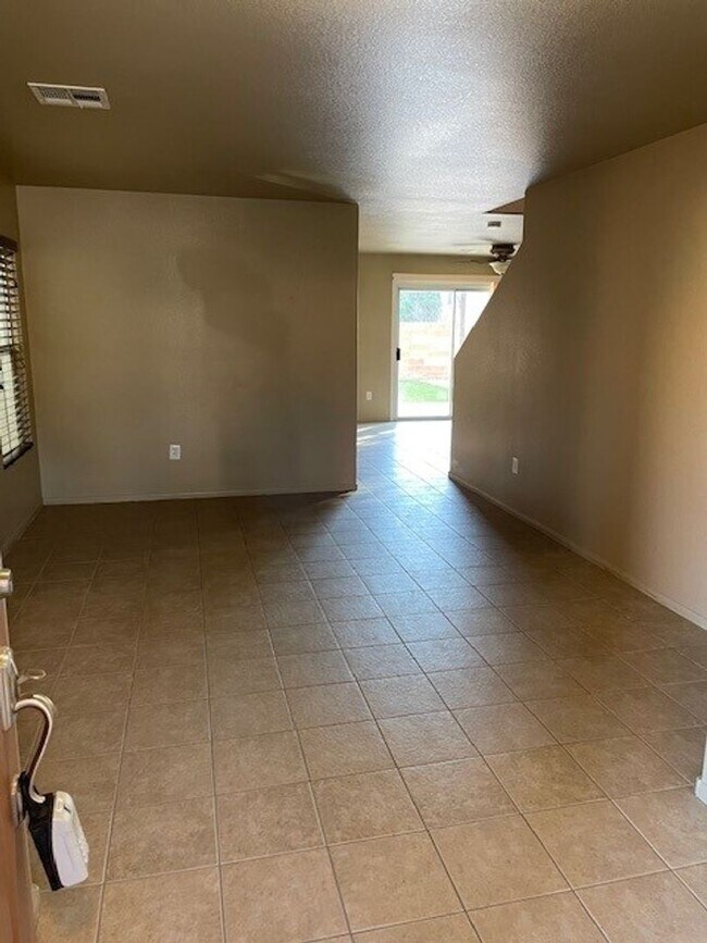 Foto del edificio - 2421 Cockatoo Dr ! 4 Bedroom / 3 Bath !