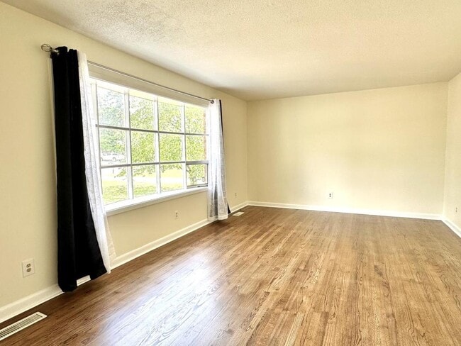 Building Photo - 435 Southwick Dr