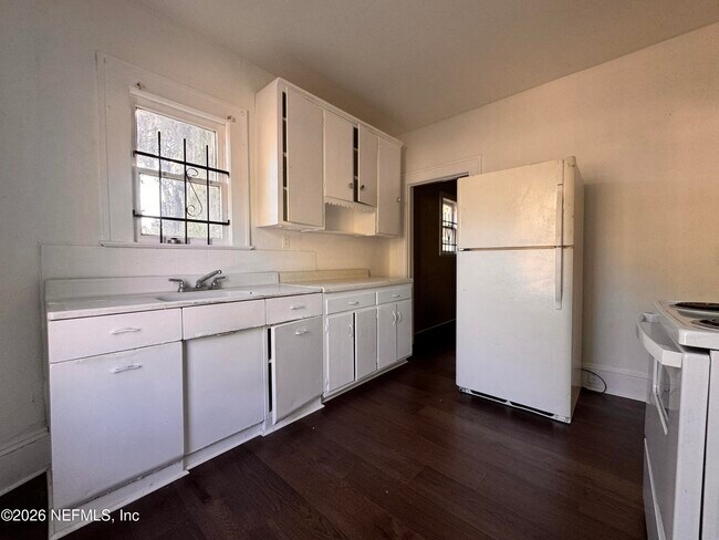 Building Photo - 3728 Silver St