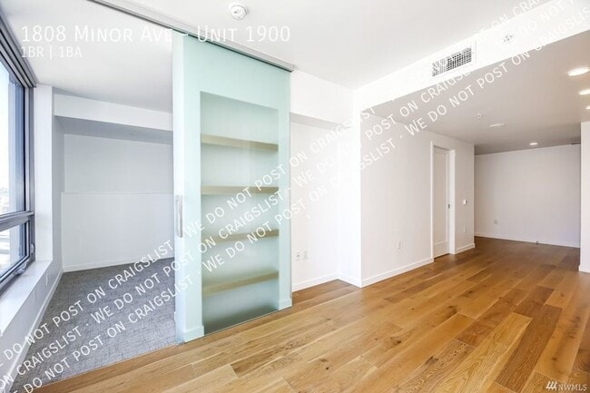 Building Photo - Spacious SE-facing 1 bedroom + den, exquis...