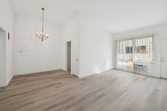 Building Photo - 333 Rexford Dr