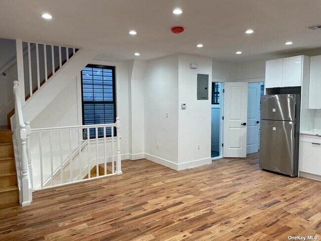 Foto del edificio - 242 Warwick St