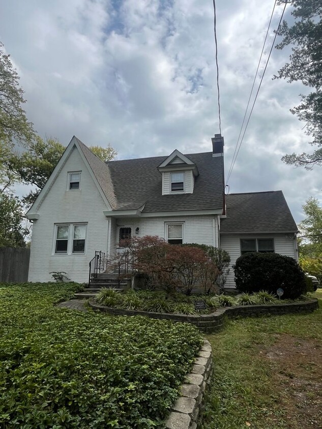 Foto principal - 3 Bd / 1.5 Bth Doylestown Home - Central B...