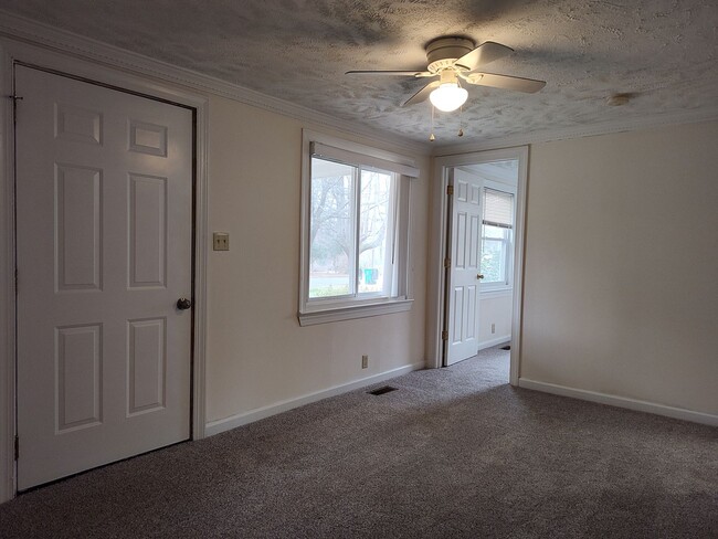 Building Photo - Move-in Ready duplex unit is located in Th...