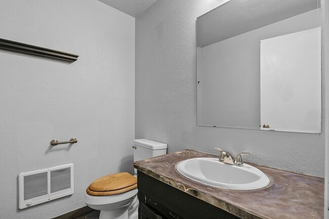 Building Photo - 2bed, 1.5 bath Duplex with Garage & Fenced Yard!