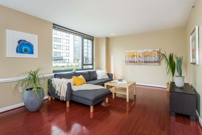 Building Photo - Large and Versatile Home at the Beacon