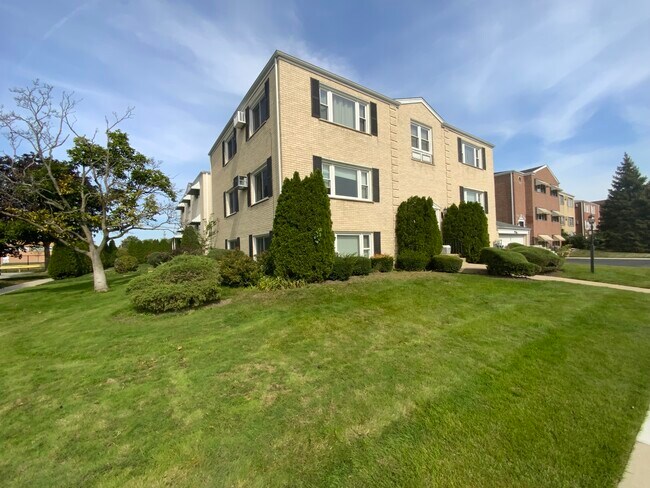 Building Photo - 8460 W Oak Ave