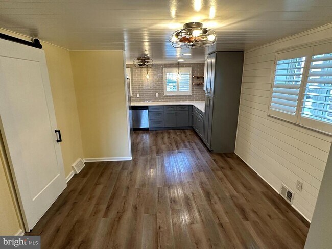 Foto del edificio - 135 Ridgefield Rd