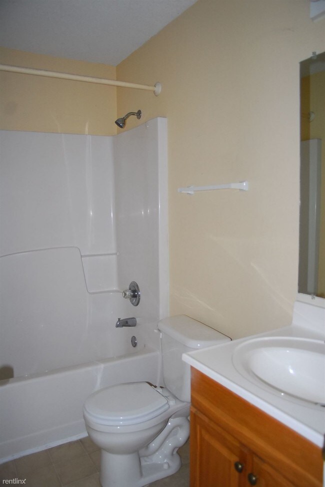 Building Photo - 3 br, 2 bath Triplex - 8700 Spring Ave Apt B