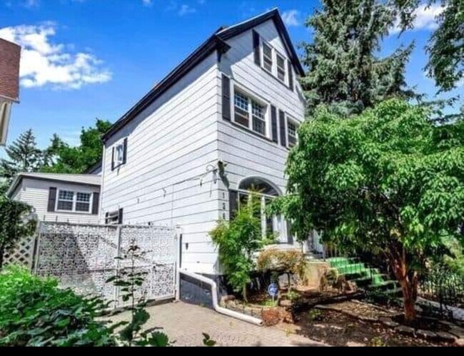 Foto del edificio - 128 Richmond Ave
