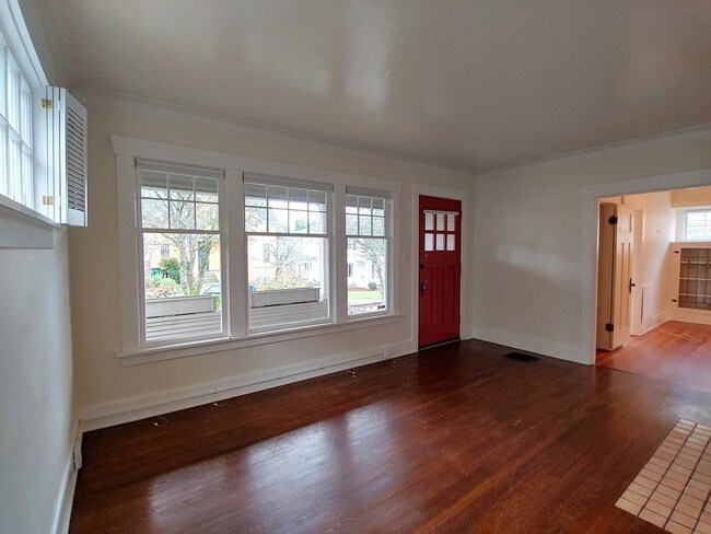 Building Photo - Adorable Phinney Ridge Home
