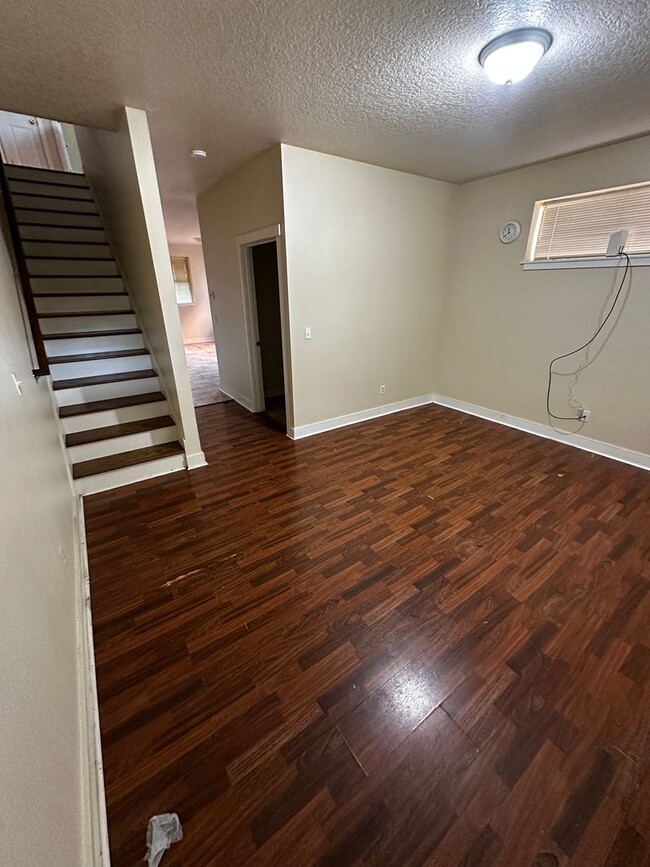 Building Photo - SE Portland 3Bed/1.5Bath Townhome