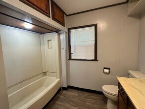 Building Photo - 918 W 5th St