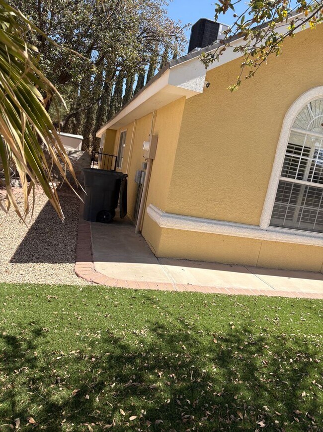 Foto del edificio - Home for Rent in Horizon by the Golf Course