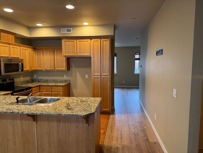 Foto del edificio - TOWNHOME/ 3 LEVELS W/ FENCED YARD AND GARA...