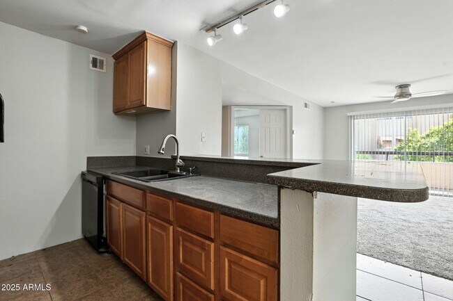 Foto del edificio - 8055 E Thomas Rd