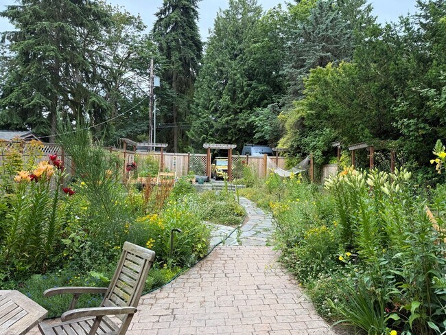Foto del edificio - Gorgeous Maple Leaf Property - Huge Yard a...