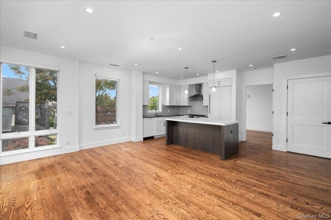 Foto del edificio - 422 E Boston Post Rd