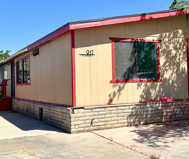 Building Photo - 917 Castle Rock St