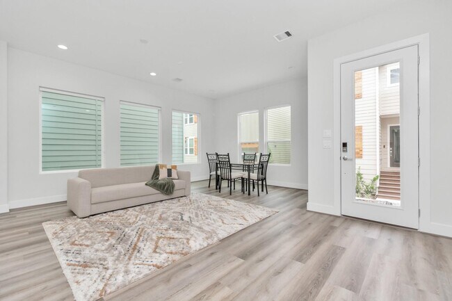 Foto del edificio - 3360 Pinemont Dr