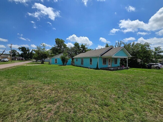 Building Photo - Charming 2 bedroom, 1 bathroom home