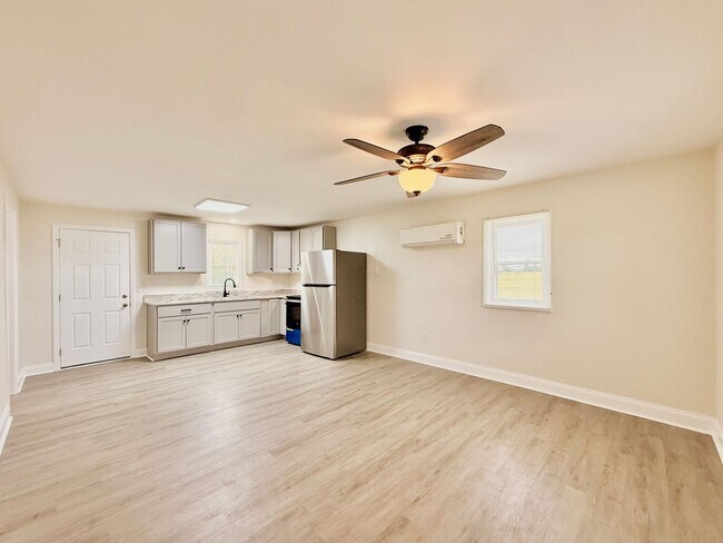 Foto del edificio - Renovated 1 Bedroom/1 Bathroom Home with C...