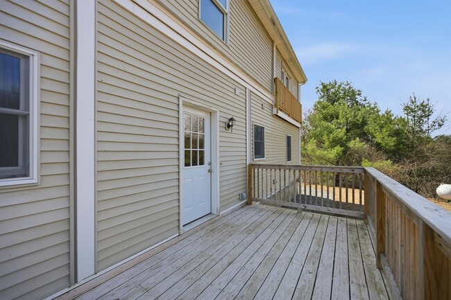 Building Photo - 564 Main St