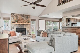 Building Photo - 901 Oakcrest Cir