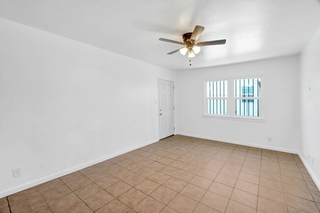 Building Photo - 754 W 11th St