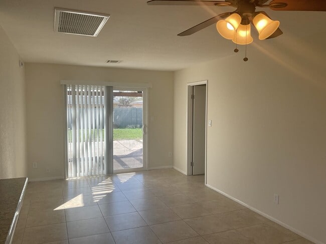Building Photo - 1529 W Kerry Ln
