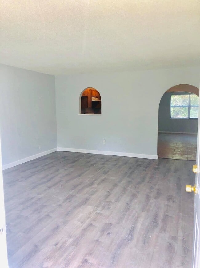 Building Photo - 3 BED 1 BATH DUPLEX. FENCED YARD!