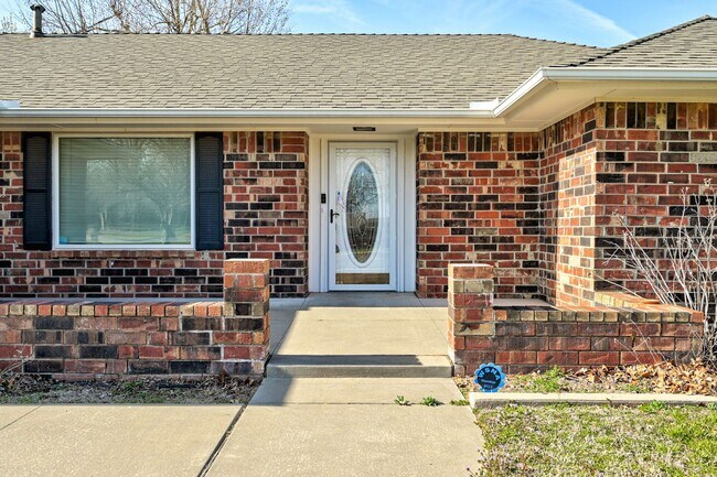 Building Photo - Beautiful 3 Bed 2 Bath home in the heart o...