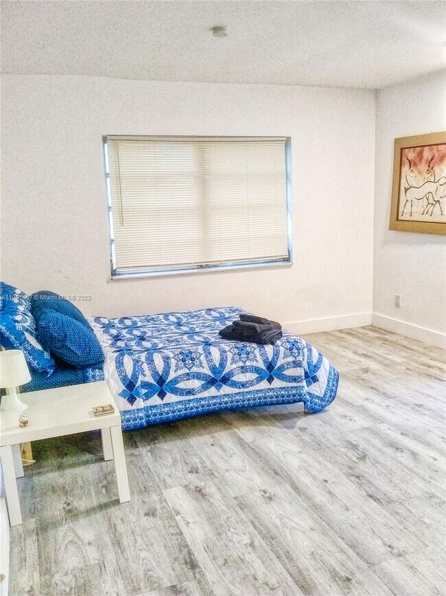 Foto del edificio - 142 NE 56th St