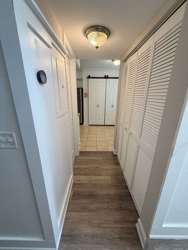 Building Photo - Available June 2025! End-Unit Townhome in ...