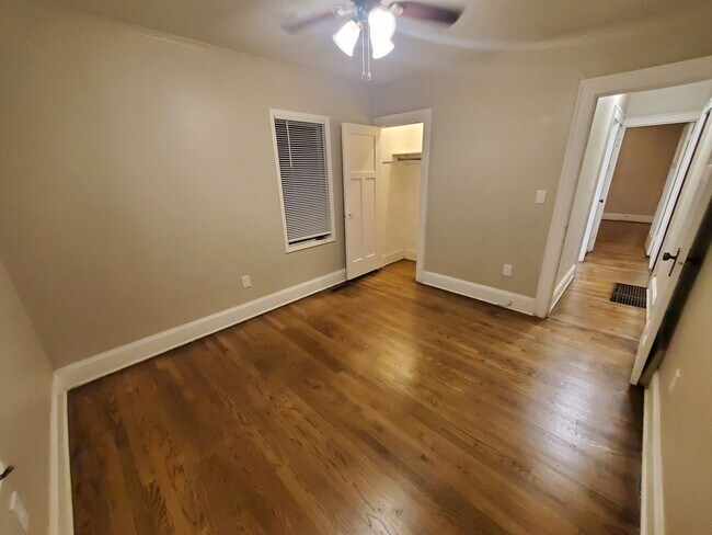 Building Photo - 2 Bedroom, 1 Bathroom home with large garage